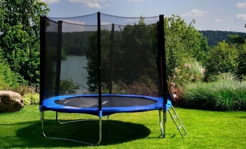 Montaggio del trampolino con la rete di recinzione