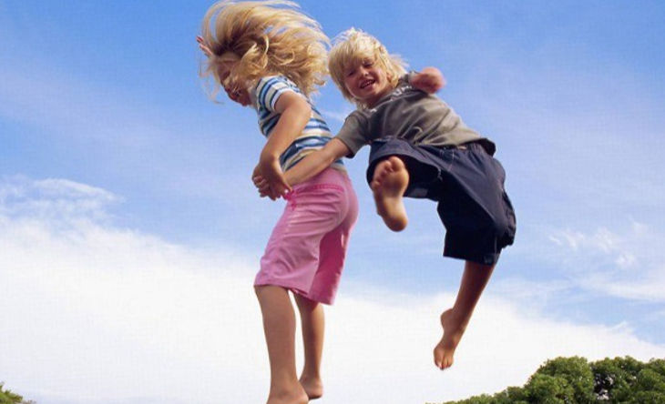Benefici e danni del trampolino elastico per bambini