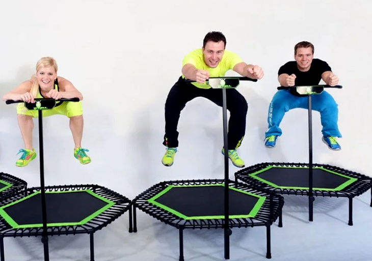 Jumping sul trampolino — un metodo efficace di allenamento