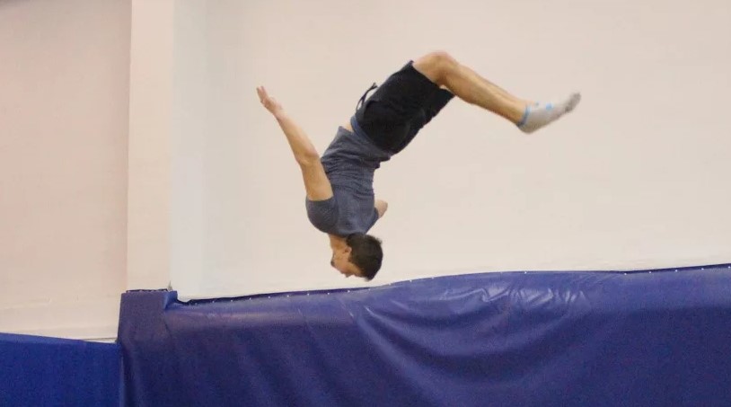 Come eseguire un salto mortale sul trampolino
