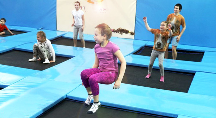 Impatto dei salti sui muscoli della schiena nei bambini.