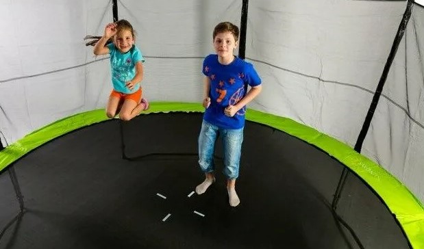I migliori trampolini elastici per bambini con la rete di protezione da usare a casa